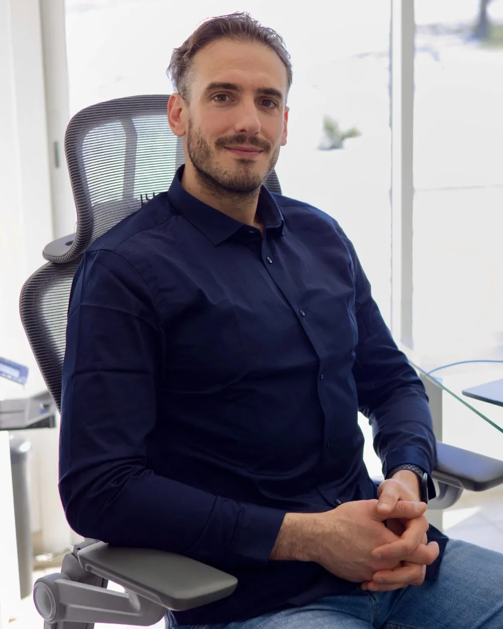 Martin Rondot, webdesigner freelance, à son bureau